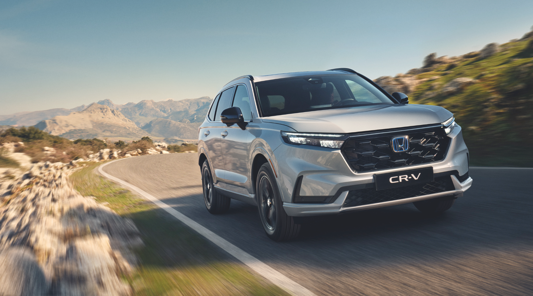 Honda CR-V vit på väg 